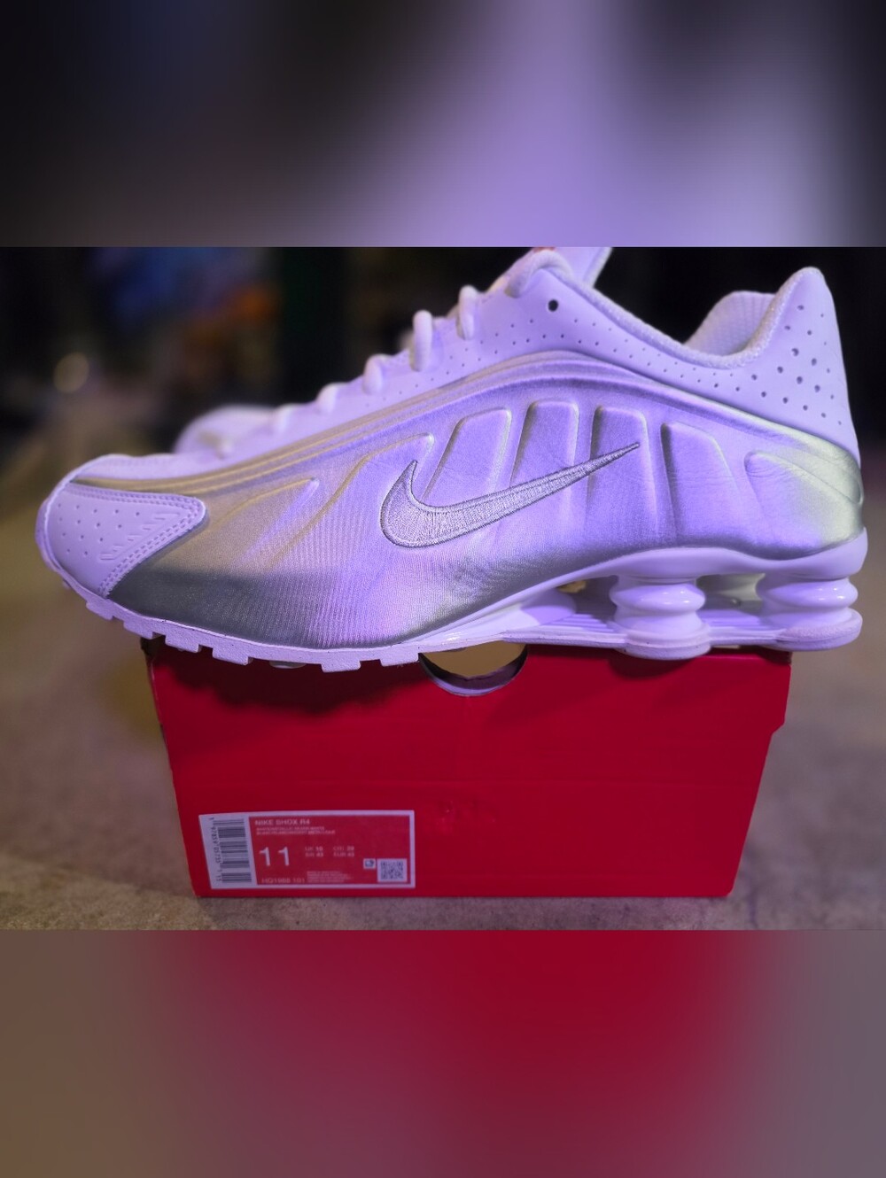 Nike SHOX R4 in White / Silver
